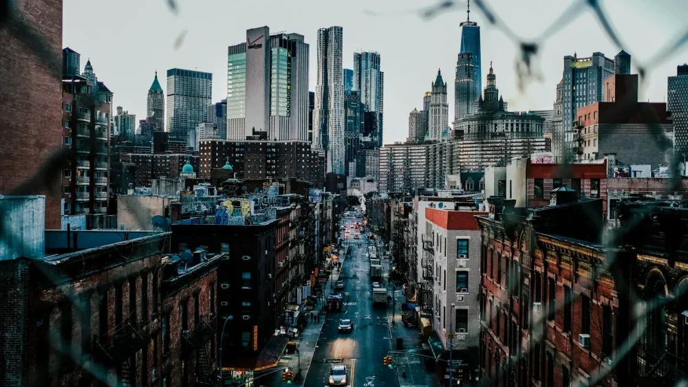 vue de new york a travers un grillage