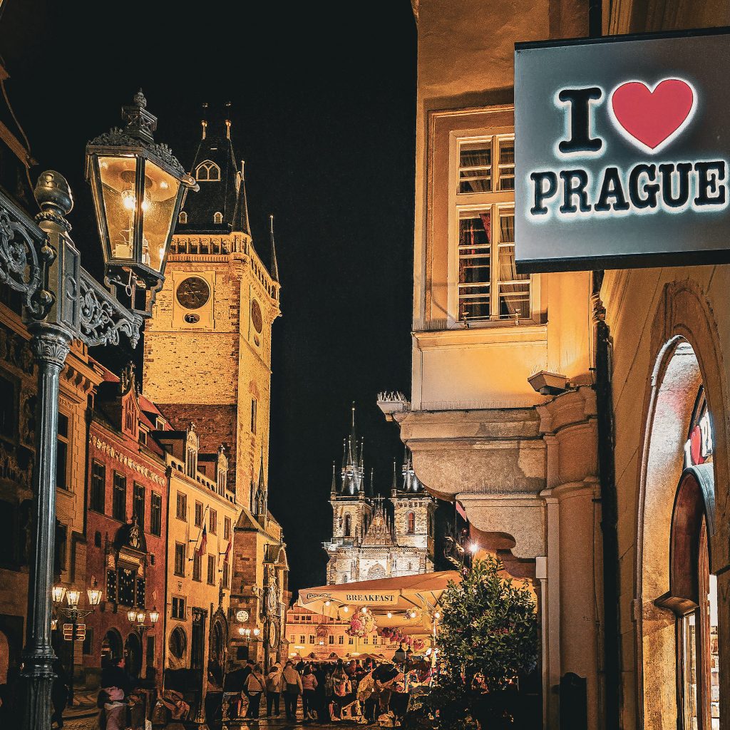prague illuminé la nuit enseigne lumineuse i love prague
