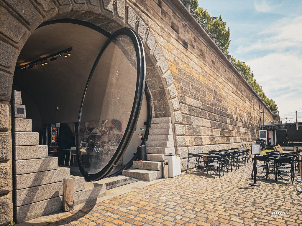 (a) void porte ronde originale sur les quais de prague