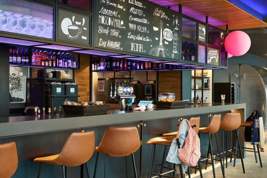 bar pricipal hotel moxy paris charles de gaulle