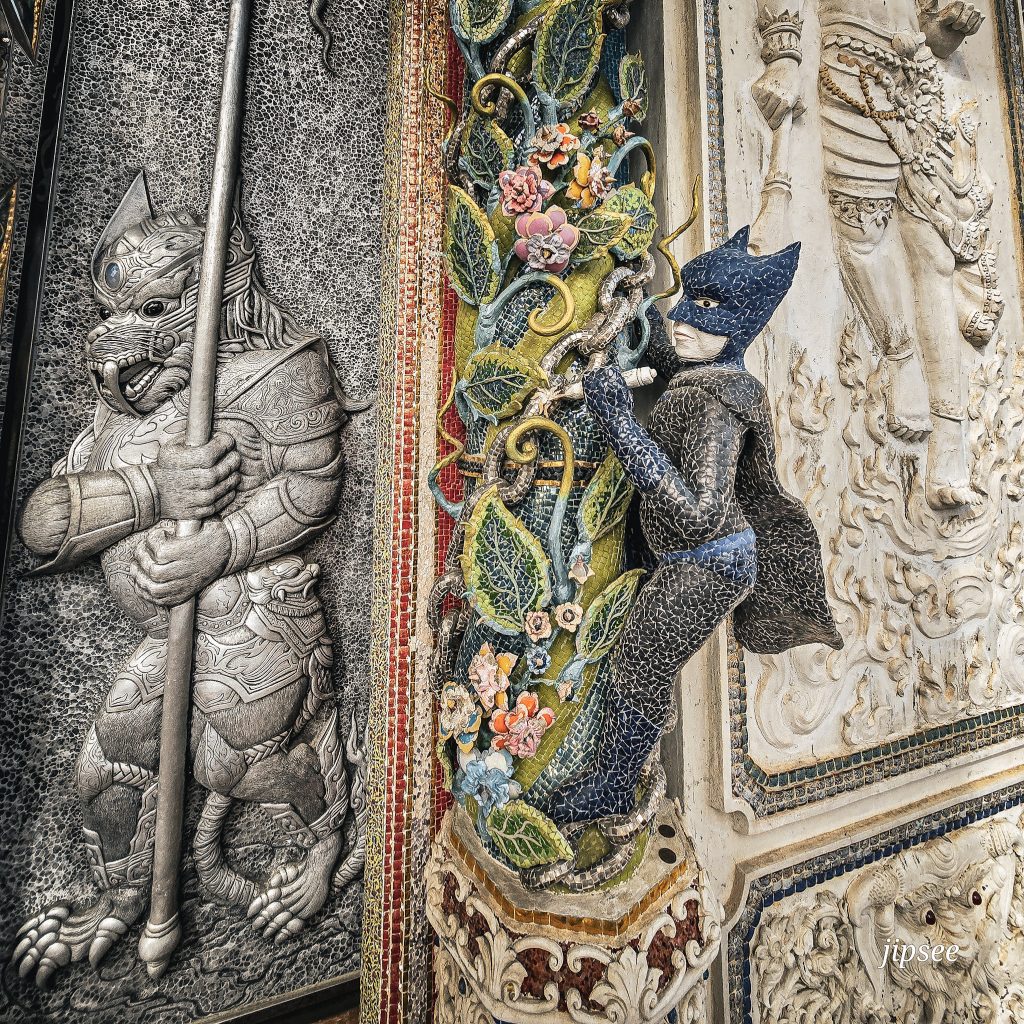 representation de batman a l'exterieur du temple wat pariwat bangkok