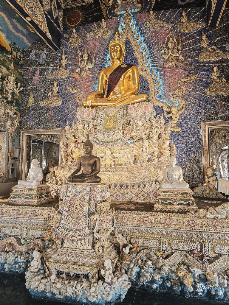 bouddha doré a l'interieur du temple wat pariwat bangkok