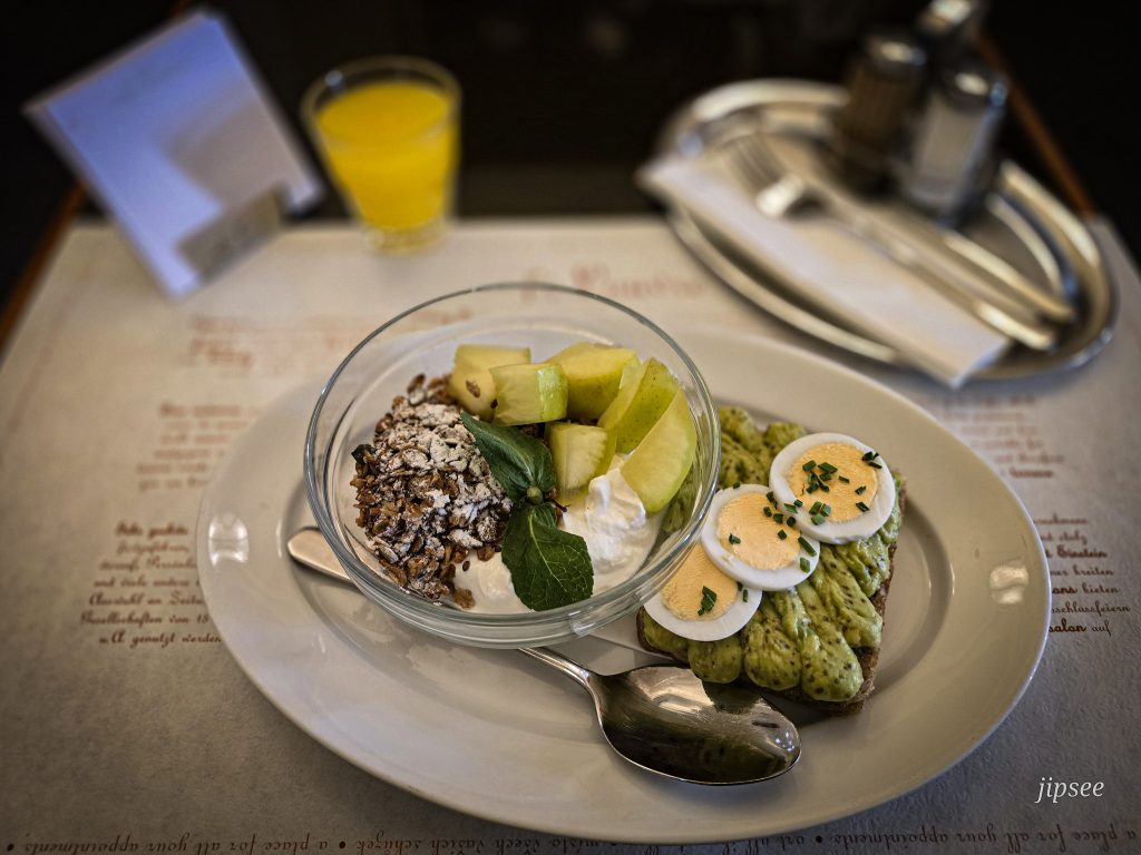 breakfast fit tartine avocat granola café louvre prague