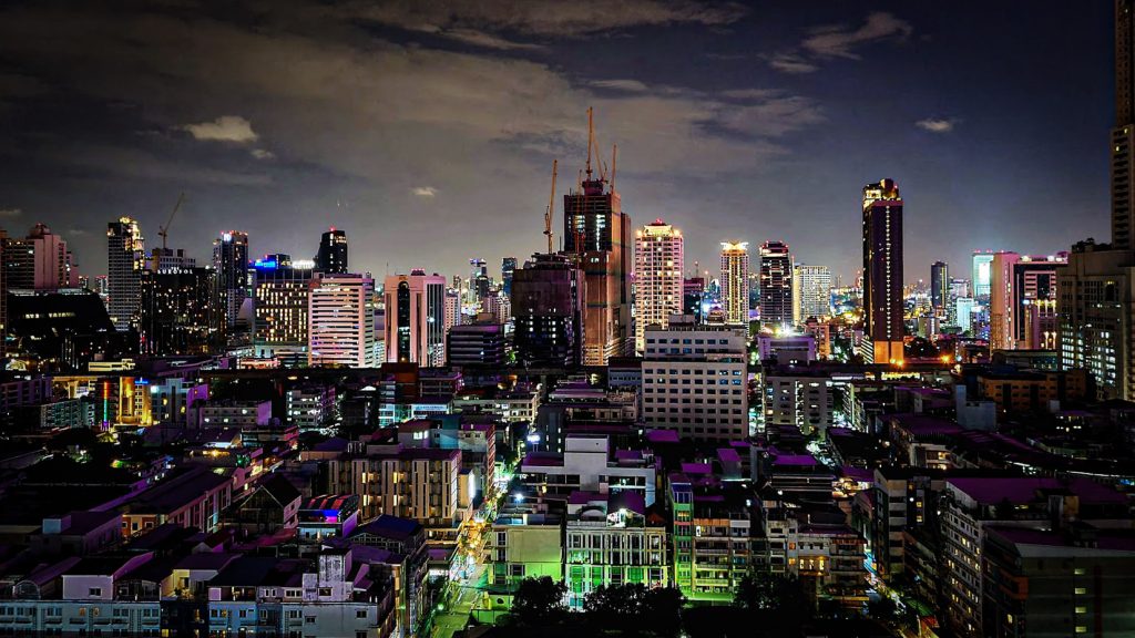 vue des buildings de bangkok illuminés