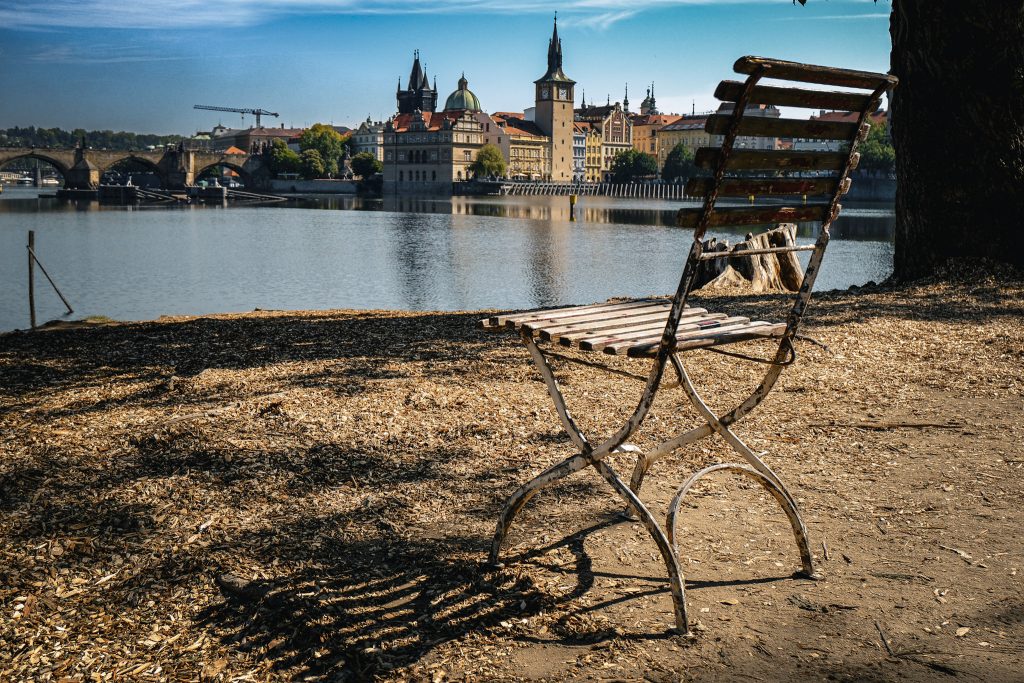 chaise en bord de fleuve prague