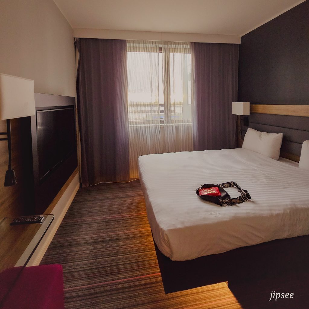 chambre double de l'hotel moxy paris charles de gaulle