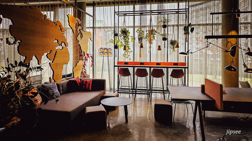 coin detente commun de l'hotel moxy charles de gaulle canapé et et decoration vegetale