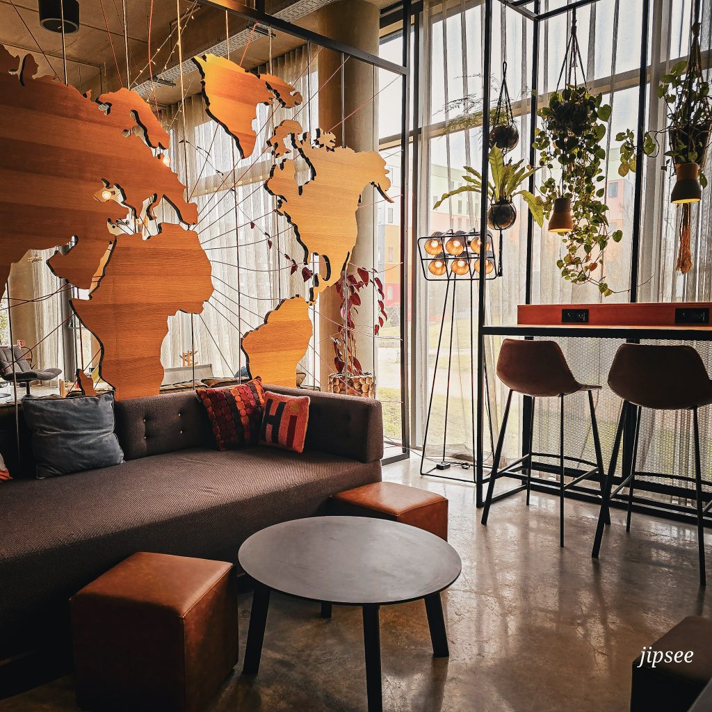 canapé et decoration du lobby hotel moxy paris charles de gaulle