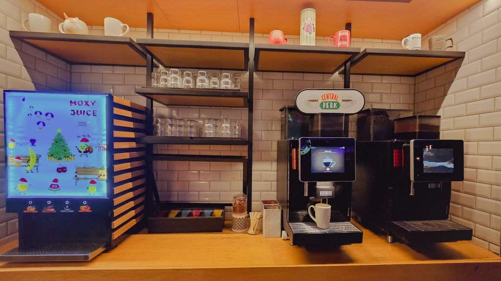 distributeur de jus de fruits de café au moxy paris charles de gaulle