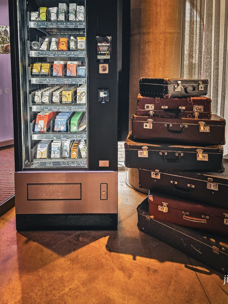 ditributeur automatique accessoires bagages lobby hotel moxy paris charles de gaulle