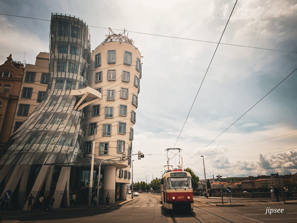 maison dansantetramway rouge prague