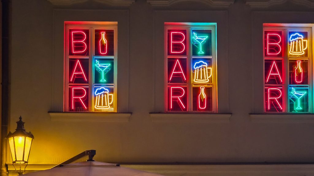 enseigne lumineuse bar a biere prague