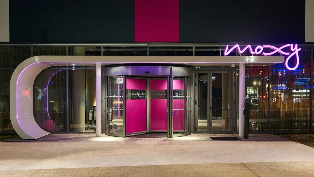 entree de l'hotel moxy charles de gaulle a paris