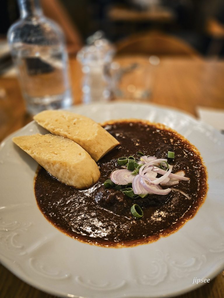 assiette de goulash de boeuf avec quenelles de pain specialitée tcheque prague