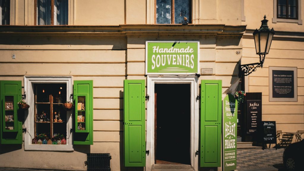 facade verte d'une boutique de souvenir du centre historique de prague