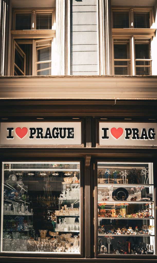 facade d'une boutique de souvenir avec enseigne i love prague dans le centre historique