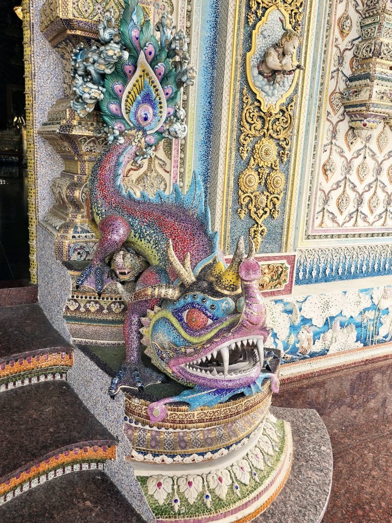 creature iguane a l'entree du wat pariwat bangkok