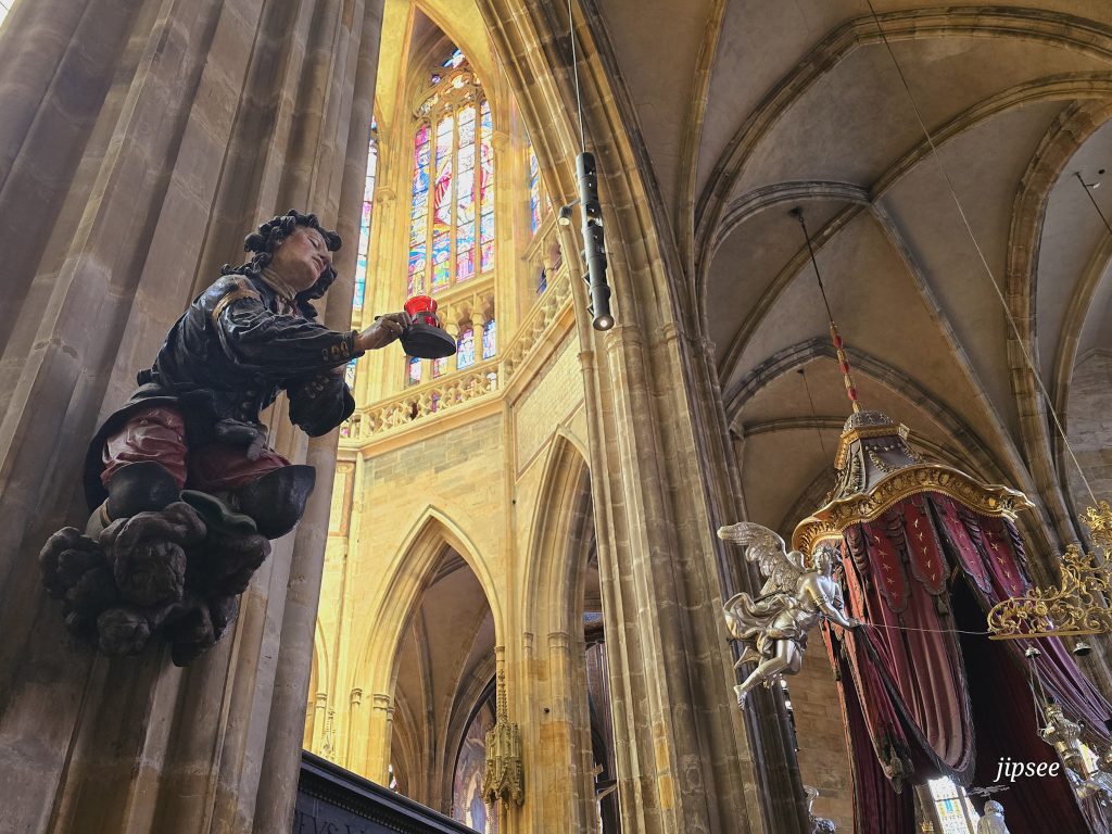 statue et vitrail de l'interieur de la cathedrale au chateau de prague