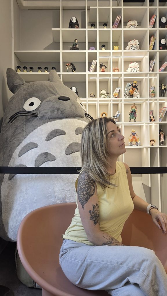 lucie creatrice blog voyage devant une peluche dans un restaurant de prague