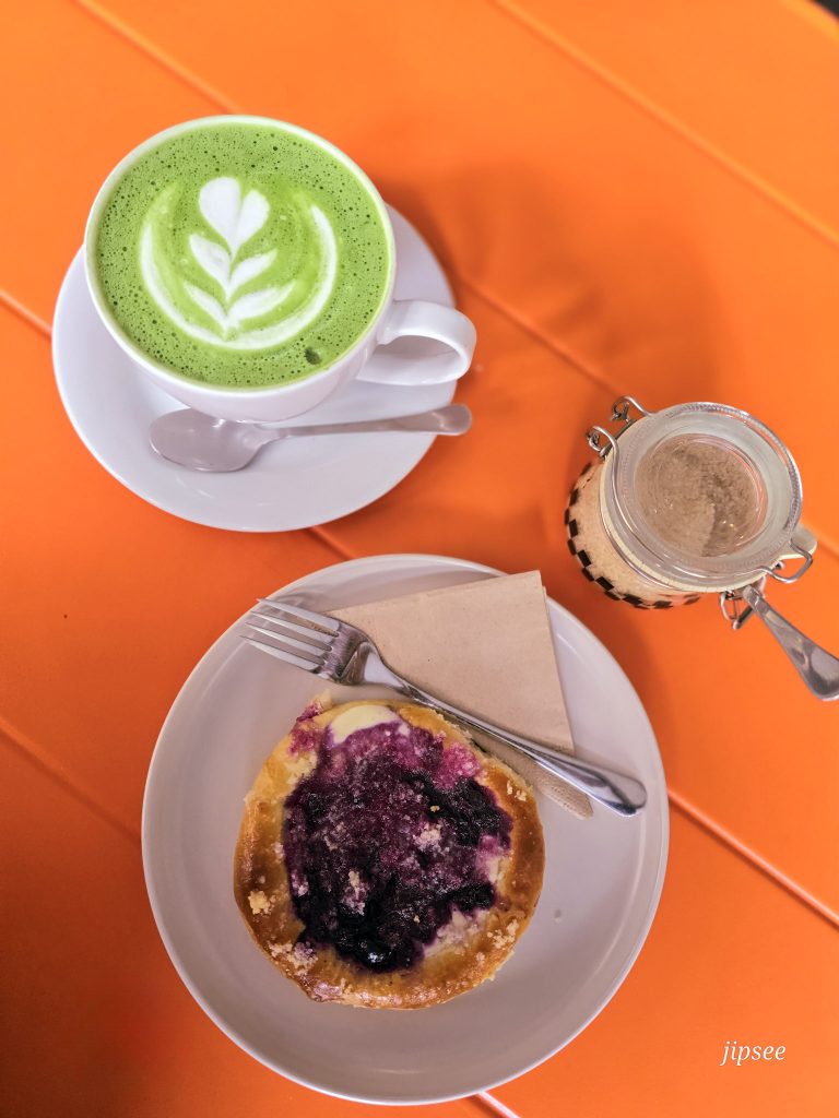 kolacherie matcha et kolache fruits rouges prague