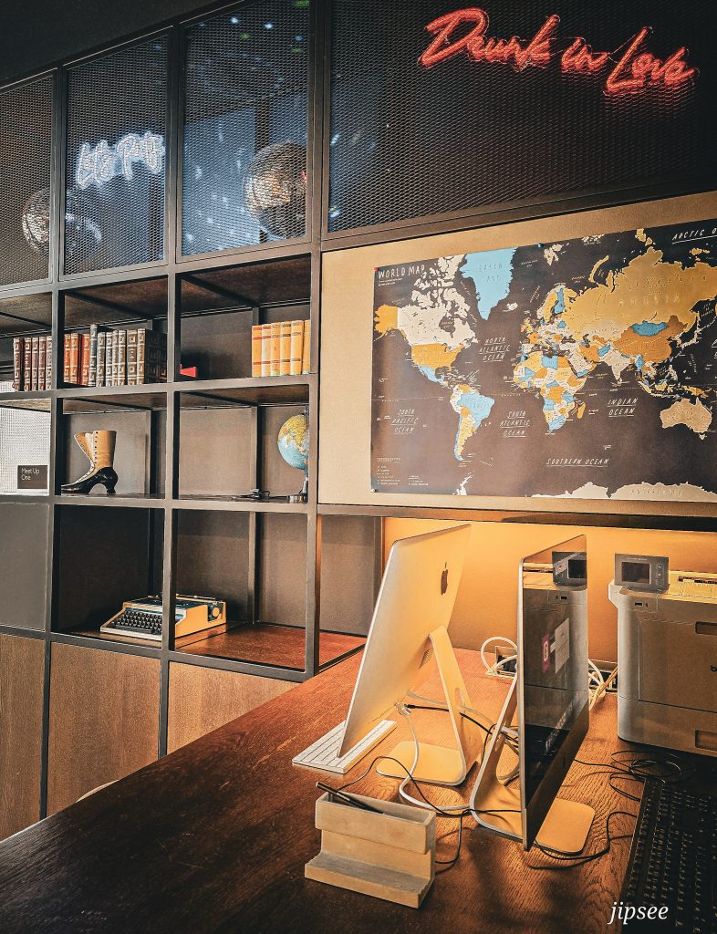ordinateurs en libre service dans le lobby du moxy hotel paris charles de gaulle