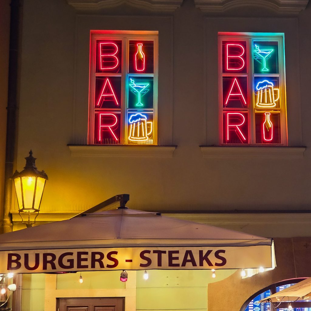 ou manger a prague enseigne lumineuse bar