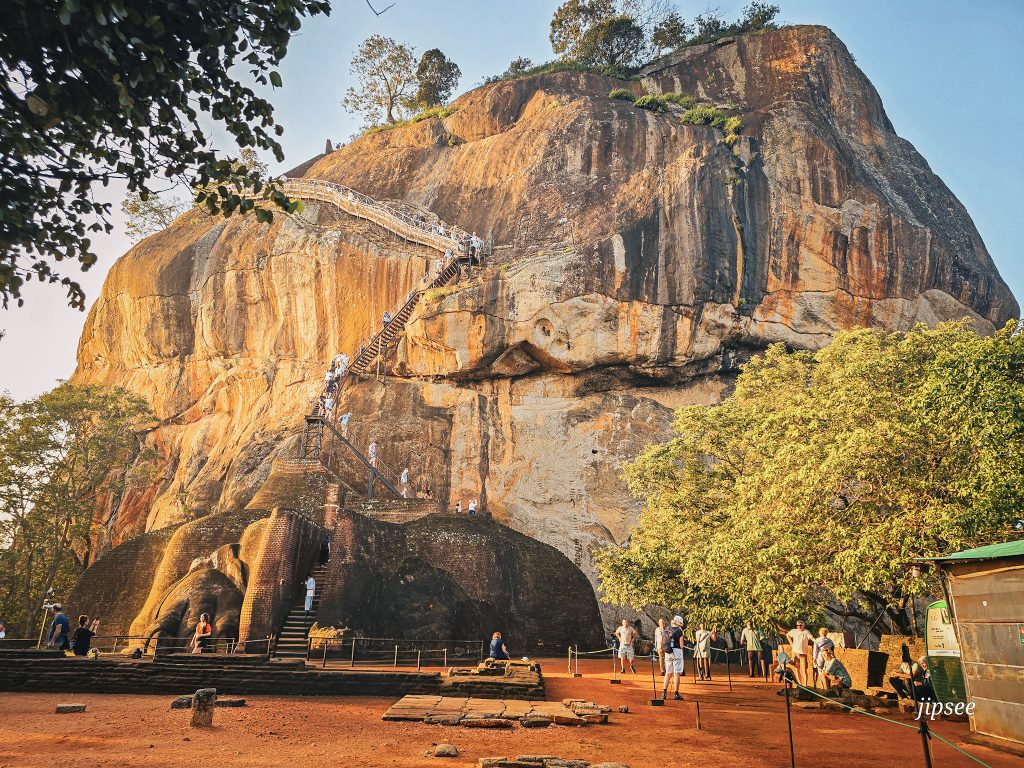 escalier a flanc de montagne au rocher du lion de sigiriya au sri lanka