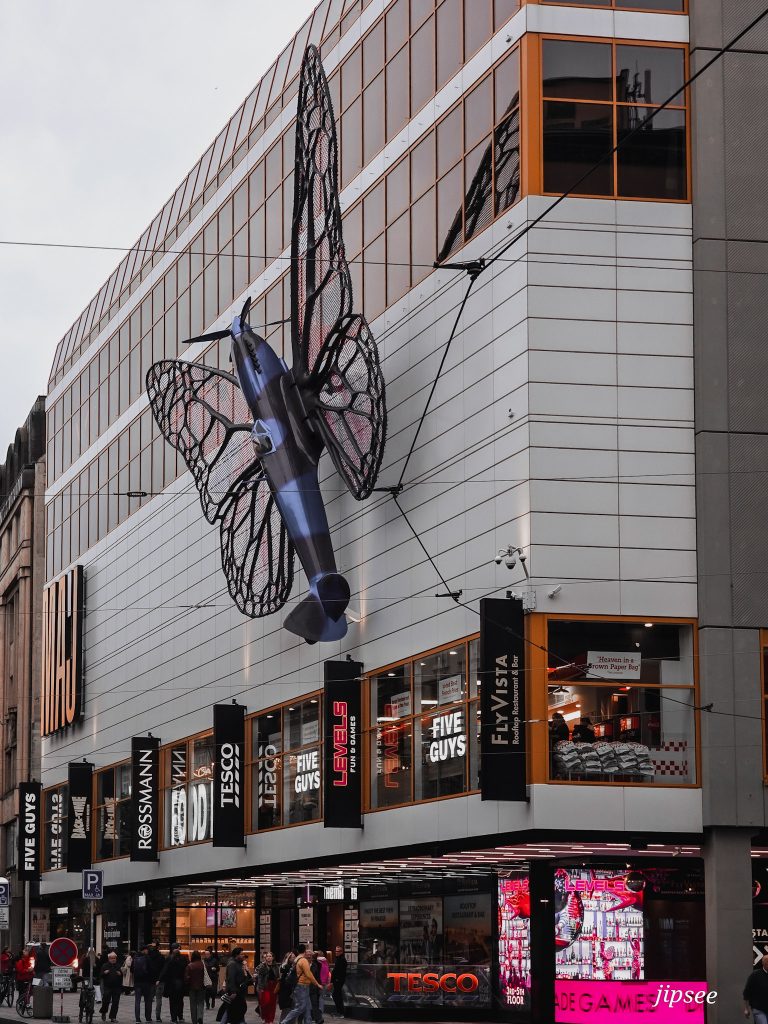 avion papillon sur la facade d'un centre commercial a prague