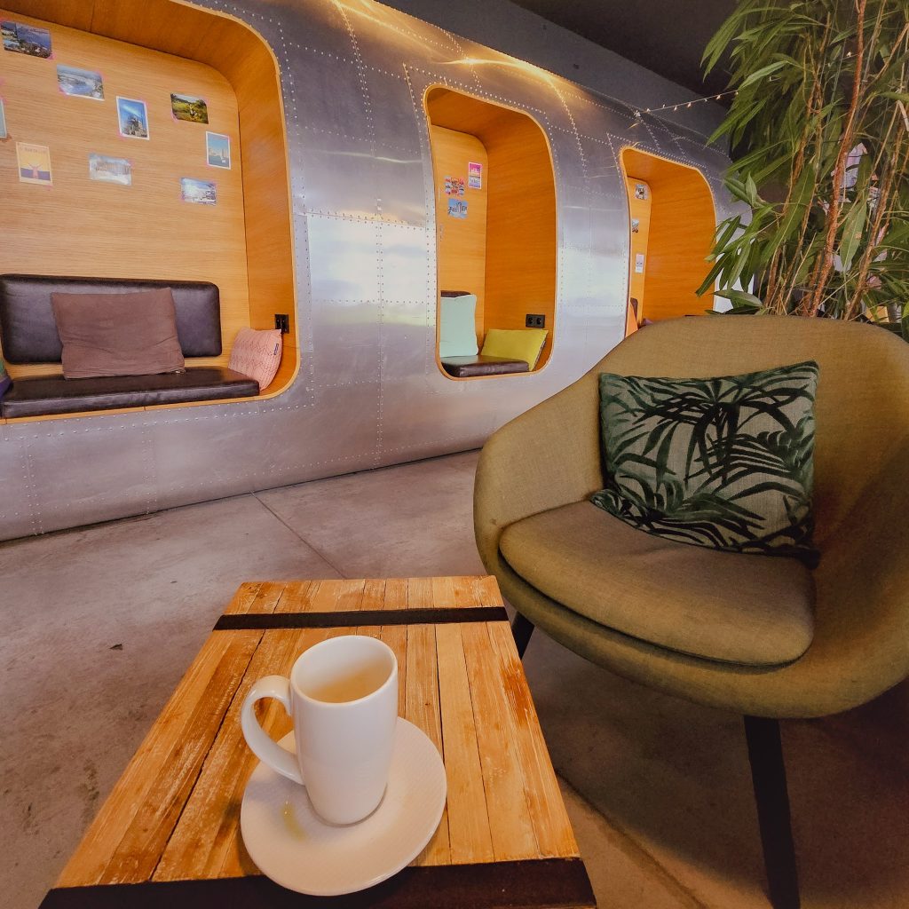 pause café dans le hall cummun de l'hotel moxy CDG
