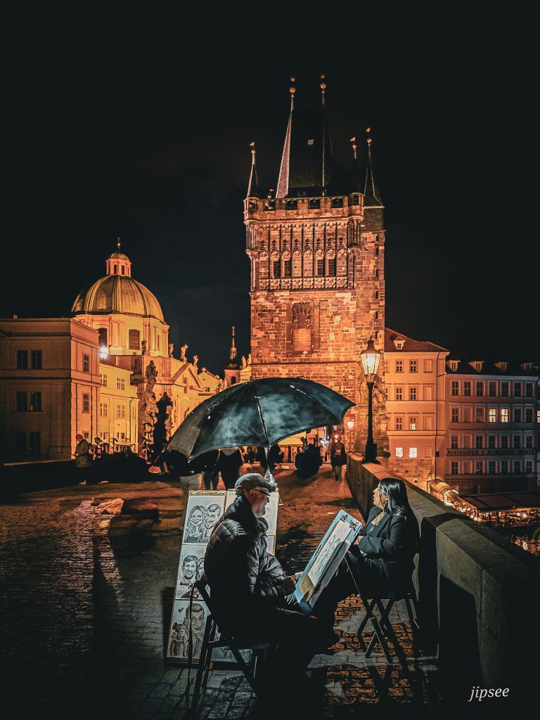 peintre sur le pont saint charles la nuit a prague