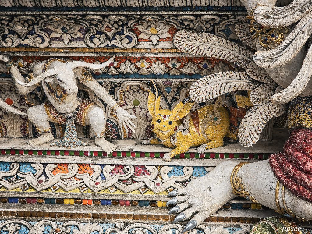 sculpture de pikatchu au temple wat pariwat a bangkok