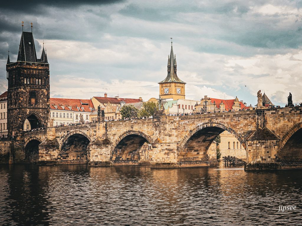 vue du pont saint charles du fleuve vltava a prague