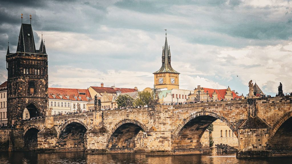 pont charles de prague sous un ciel nuageux vu du fleuve