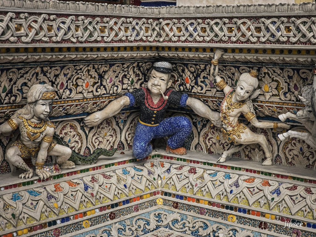 sculpture de popeye a l'exterieur du temple wat pariwat a bangkok
