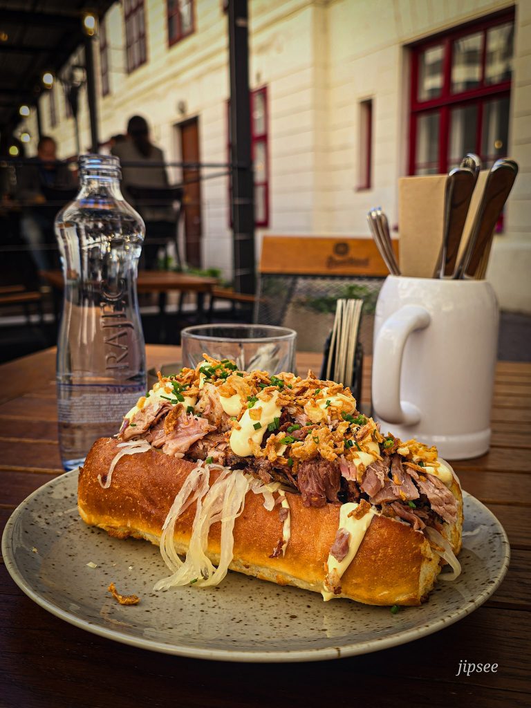 sandwich porc effiloché servi en terrasse a prague