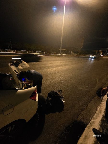 changement de roue sur une autoroute de bangkok la nuit