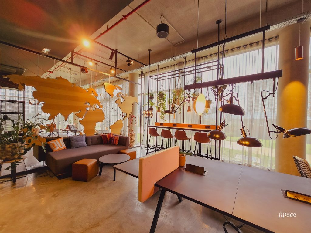 parties cimmunes avec canapé et decoration evasion du moxy hotel paris