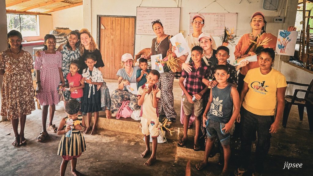 photo de groupe avec des enfants mission solidaire coiffure dans un orphelinat de mirigama au sri lanka