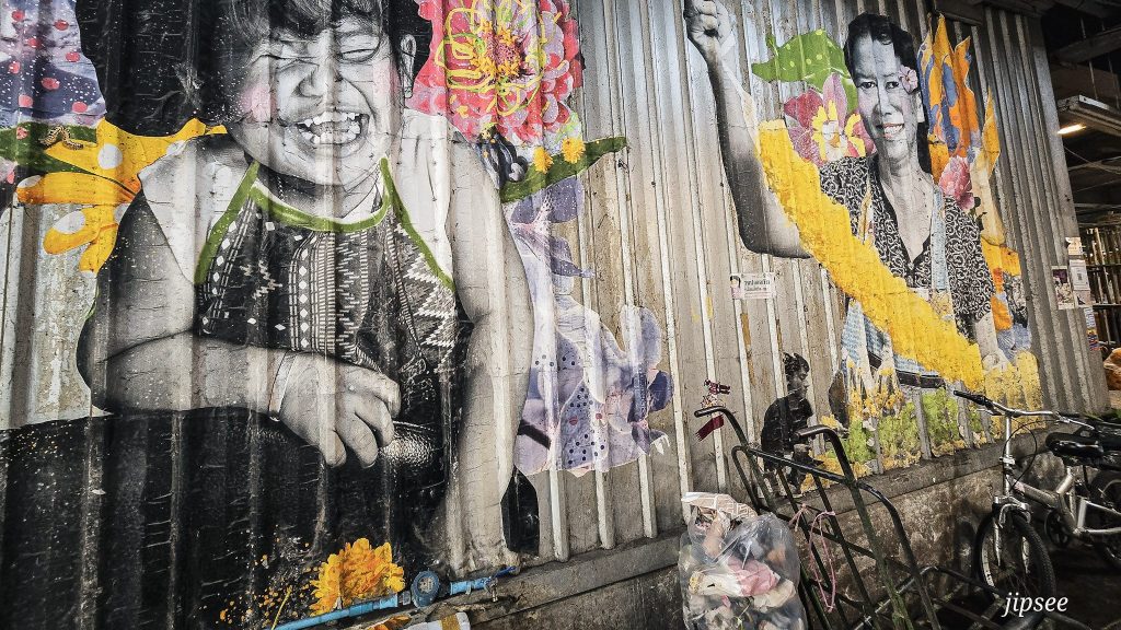 street art petite fille et reine de thailande dans un marché de bangkok