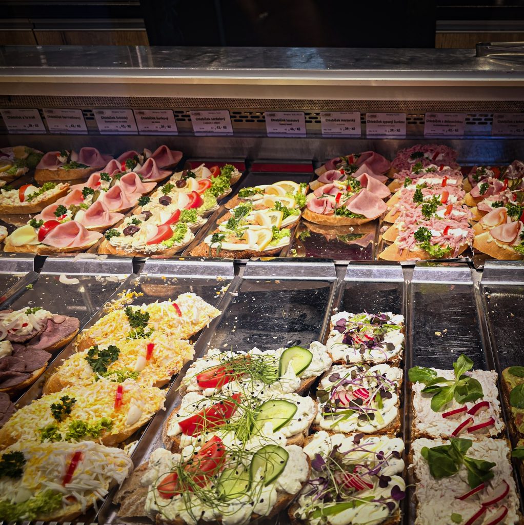 assortiment de chlebíčky  tartines salées specialité tcheque