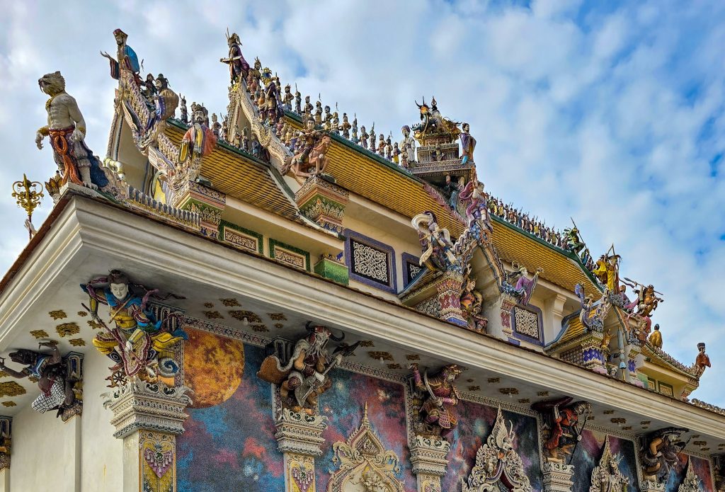 toit orné de sculptures pop et colorées du temple wat pariwat le temple de david beckam a bangkok
