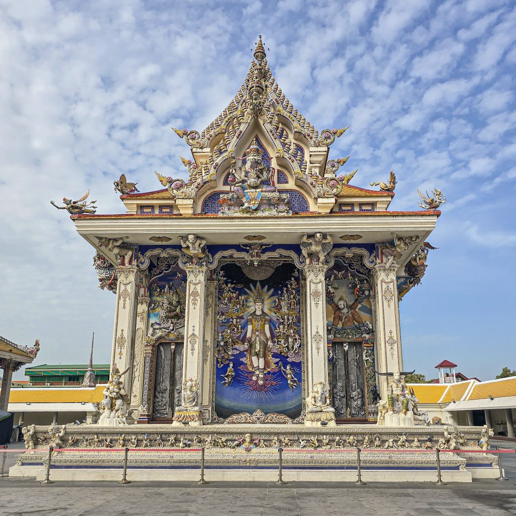 exterieur temple wat pariwat le temple de pikatchu a bangkok