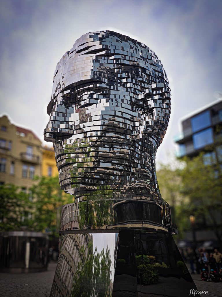 tete tournante oeuvre de david cerny a prague