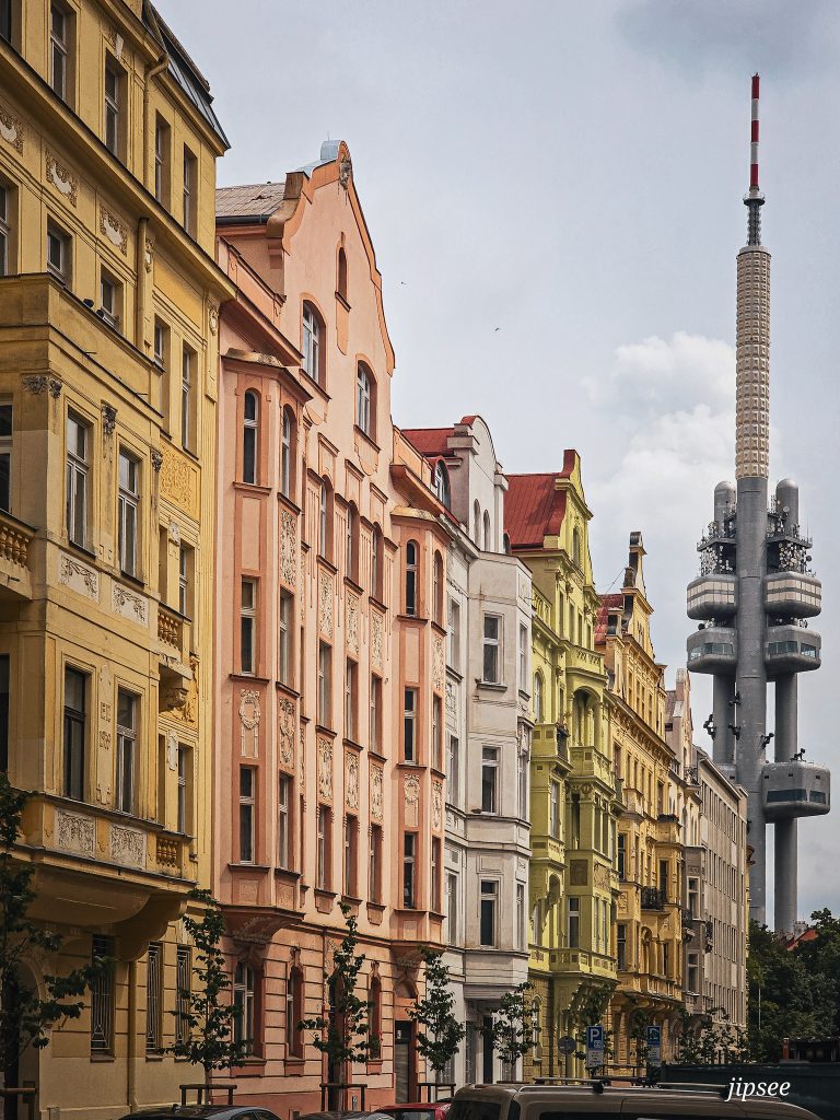maison colorées et tour de la television a prague