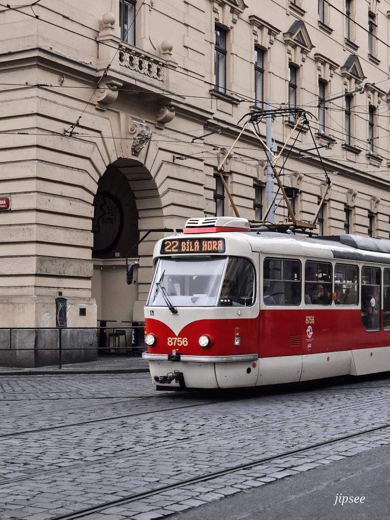 tramway rouge dans les rues de prague