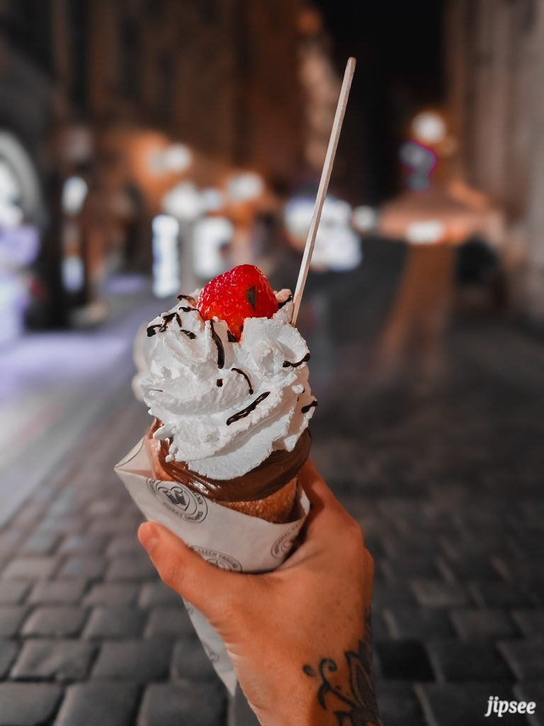 trdelnikau chocolat et a la fraise dessert typique de republique tcheque