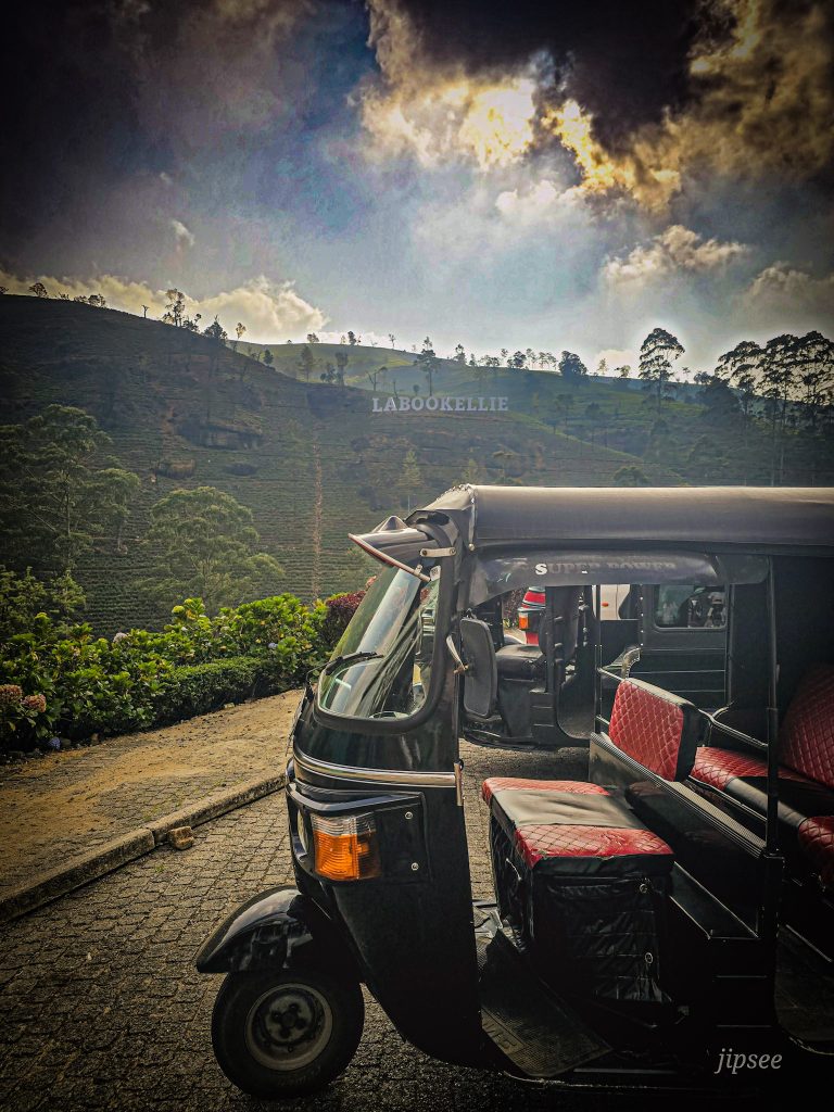 tuk tuk garé devant une plantation de thé a ella au sri lanka