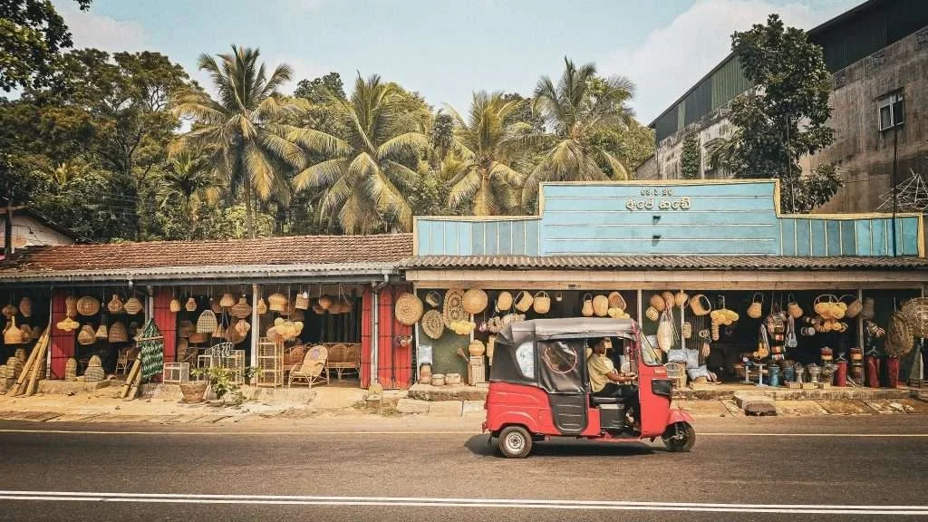 tuk tuk devant boutique de vannerie a mirigama au sri lanka