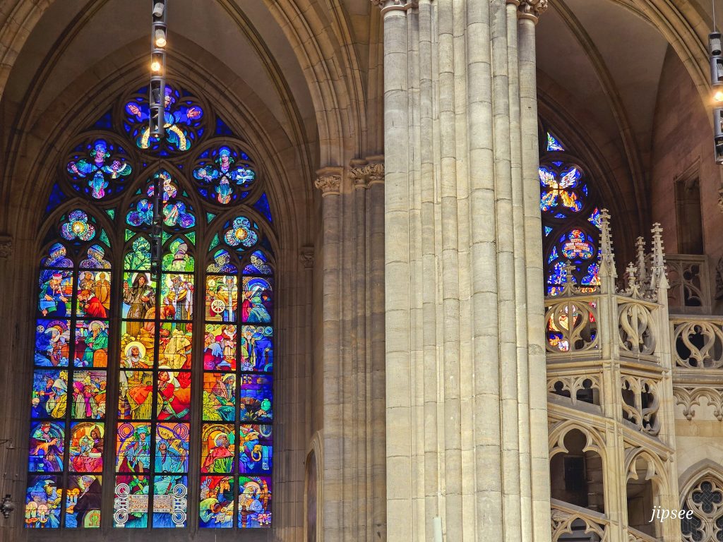vitrail coloré interieur cathedrale prague