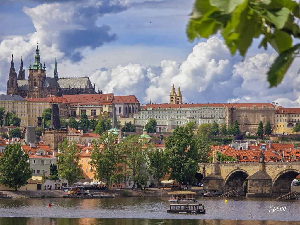vue du chateau de prague en croisiere